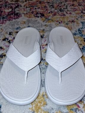 Skechers Flip Flops Size 8 Goga Mat Go Walks. Like New Condition